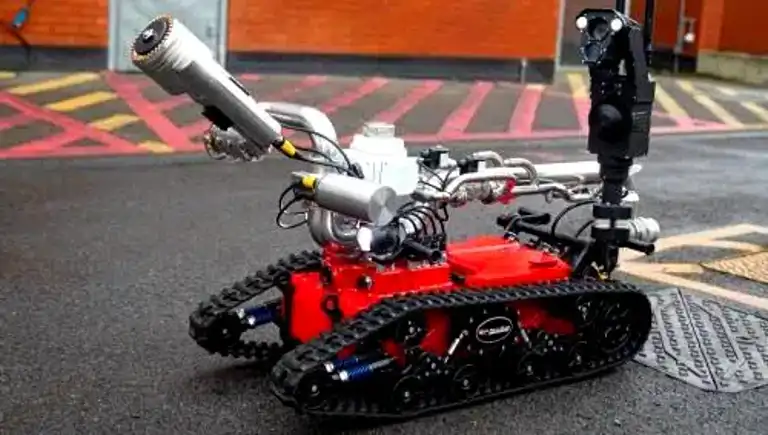 İngiltere'de Yangın Söndüren Robot: Dakikada 2 Ton Su!